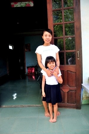 Hai chị em cách nhau 3 tuổi nhưng Thương và Thảo cách biệt về chiều cao quá lớn