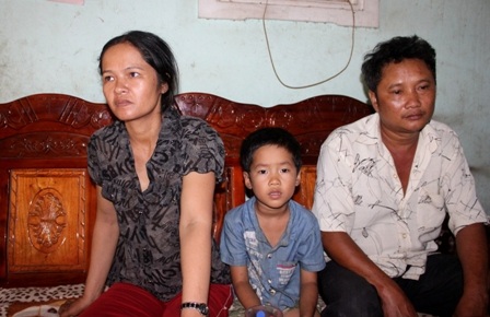 Vợ chồng anh Nguyên và chị Nguyệt tiếp xúc với PV Dân trí