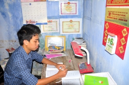 Bàn học rất đơn sơ của tân thủ khoa ĐH Kinh tế - ĐH Đà Nẵng