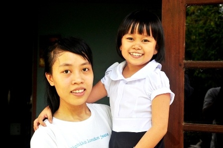 Hàng ngày hai chị em Thương và Thảo giúp mẹ công việc nhà