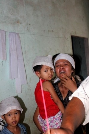 Chị Nguyệt nức nở trước di ảnh con