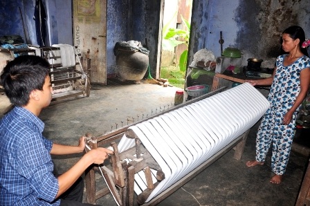 Hàng ngày ngoài giờ học, Sơn thường phụ giúp mẹ quay chỉ