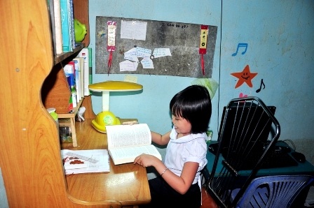 Góc học tập hàng ngày của Thảo trong căn phòng nhỏ