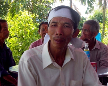 Ông Bảy trao đổi với phóng viên