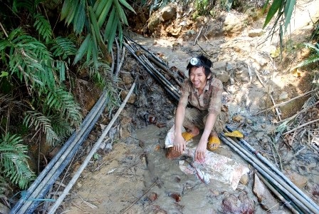 Đại vạ rơi xuống đầu chủ nợ của mỏ vàng lớn nhất Việt Nam - 4 Một phu vàng “nhí” vừa chui ra từ trong hầm lò ở mỏ Bồng Kiêu để lấy thực phẩm mang vào bên trong