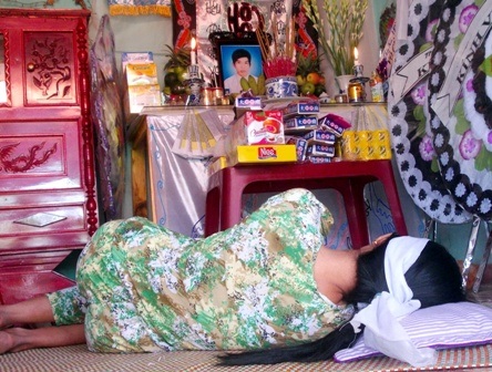 Bà Sáu nằm khóc trước bàn thờ con trai