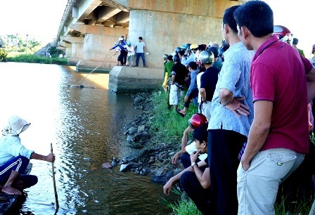 Rất đông người dân hiếu kỳ đến hiện trường xem vụ việc