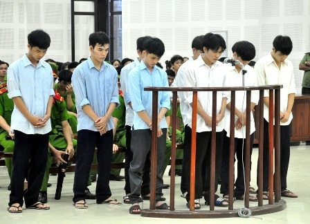 9 bị cáo trong 2 nhóm hỗn chiến tại phiên tòa ngày 21/8