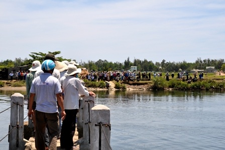 Người thân và hàng xóm tổ chức tìm thi thể chị Nguyễn Thị Đồi