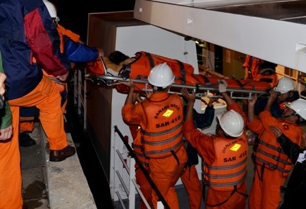 Tàu SAR 412 đưa một ngư dân bị nạn vào bờ cấp cứu