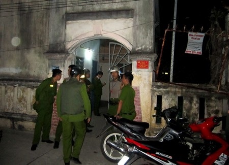 Hơn 100 cảnh sát, dân quân bao vây khu nhà trọ mà Bình không chế 4 sinh viên