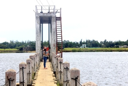 Cầu Máng hiện nay chỉ cho phép người đi bộ lưu thông