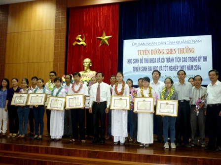 Các em học sinh được tuyên dương, khen thưởng trong dịp này