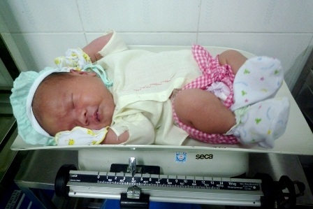 Cháu bé trai hiện đang được chăm sóc tại bệnh viện. Ảnh: B.T.