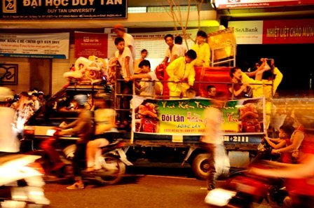 Các đội lân di chuyển đến đâu là dòng người chạy theo xem đến đó