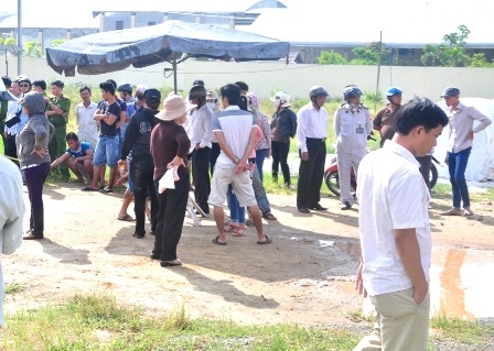 Hơn 100 hộ dân tập trung phản đối đơn vị thi công lấp đường dân sinh