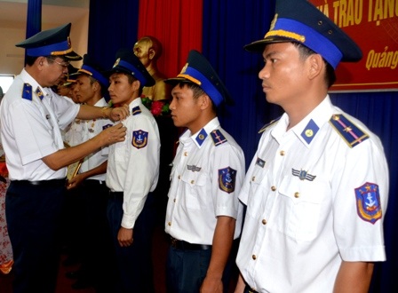 Lãnh đạo CSB Việt Nam trao tặng Huy hiệu “Tuổi trẻ dũng cảm” đến các chiến sĩ