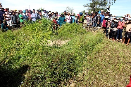 Rất đông người dân chứng kiến hiện trường vụ việc