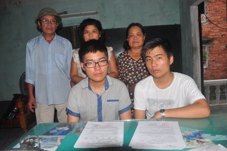 Tú Ân và Tú Ẩn cùng bố mẹ và chị gái đầu