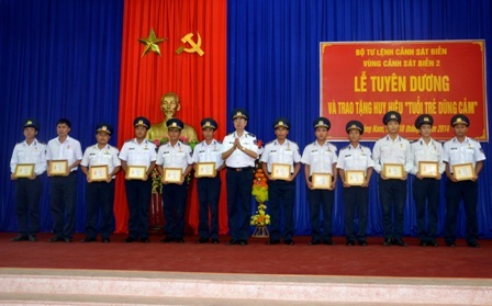 Dịp này, có 163 chiến sĩ Vùng CSB 2 nhận Huy hiệu “Tuổi trẻ dũng cảm”