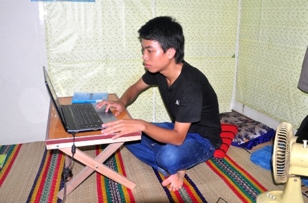 Em Nguyễn Duy Sơn học bài trên máy tính của anh trai tại phòng trọ.