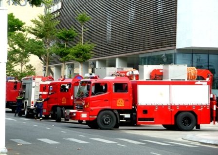 Xe cứu hỏa và xe chuyên dụng có mặt tại hiện trường để chữa cháy