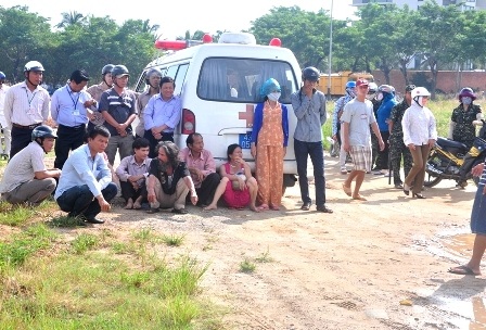 Xe cấp cứu cũng có mặt tại hiện trường để phòng trường hợp bất trắc xảy ra