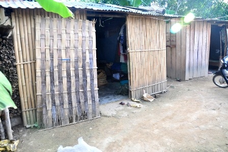 Những lều tạm của một số hộ dân từ “làng ma” tại nơi ở mới