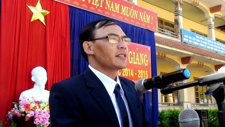 Trường THPT Tây Giang khai giảng năm học mới khi trời còn giăng đầy sương sớm.