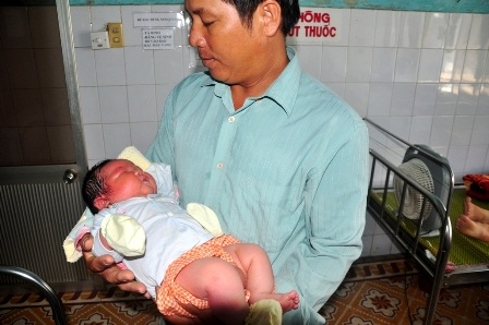 Anh Trần Thanh Bình đang bế con trai của mình