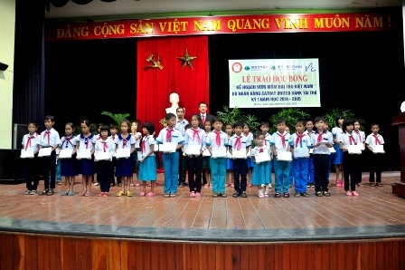 Các em học sinh tiểu học nhận học bổng vào sáng 26/9.