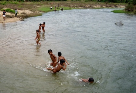 2 ngày 3 học sinh đuối nước - 1 Nhiều cái chết thương tâm của các em học sinh khi tắm sông vì không biết bơi (Ảnh minh họa)