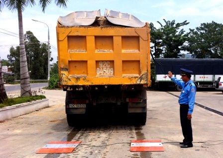 Bị phát hiện xe quá tải, lái xe “cố thủ” và bất hợp tác - 1 Xe tải mang BKS 92C-045.09 trên bàn cân