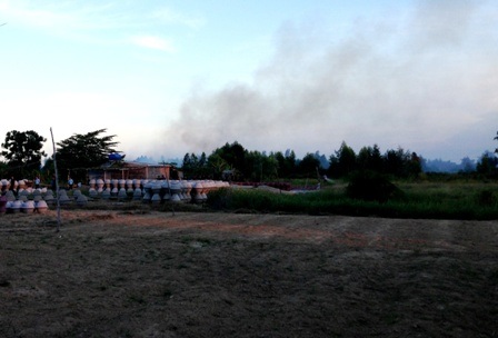 Khói từ đám cháy bốc lên từ xa vẫn nhìn thấy