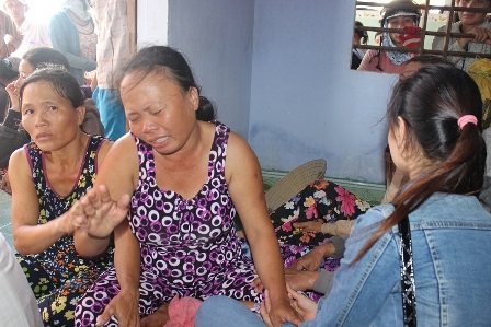 Bố và mẹ nạn nhân đau đớn trước cái chết của con gái