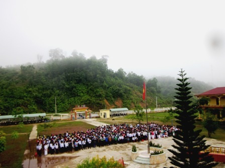 Trường THPT Tây Giang khai giảng năm học mới khi trời còn giăng đầy sương sớm.