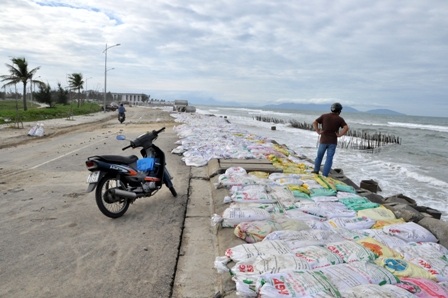 Biển “ăn” vào khu nghỉ dưỡng, đe dọa khu dân cư