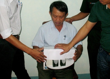 Lãnh đạo Hội An họp khẩn sau khi “sếp” thi hành án bị bắt - 1 Ông Tuấn ký tài liệu niêm phong tại phòng làm việc sau khi bị bắt