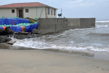 Biển “ăn” vào khu nghỉ dưỡng, đe dọa khu dân cư