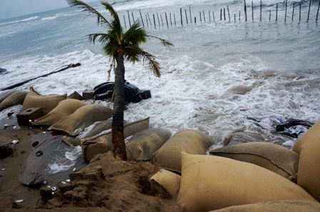 Biển “ăn” vào khu nghỉ dưỡng, đe dọa khu dân cư