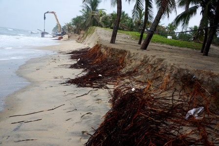 Biển “ăn” vào khu nghỉ dưỡng, đe dọa khu dân cư
