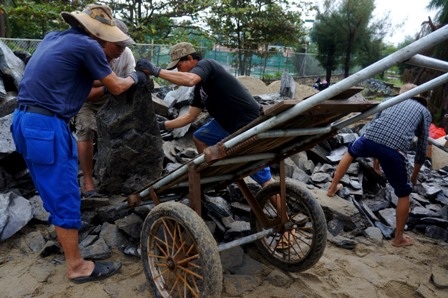 Biển “ăn” vào khu nghỉ dưỡng, đe dọa khu dân cư