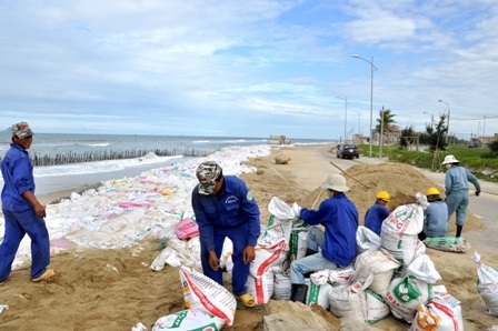 Biển “ăn” vào khu nghỉ dưỡng, đe dọa khu dân cư
