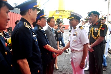 Lãnh đạo CSB Việt Nam và sĩ quan tàu SAMUDRA PAHEREDAR bắt tay thân mật