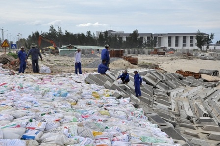 Biển “ăn” vào khu nghỉ dưỡng, đe dọa khu dân cư