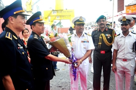 Lãnh đạo tàu CSB Việt Nam tặng hoa đến ngài Sanatan Jena - thuyền trưởng tàu SAMUDRA PAHEREDAR