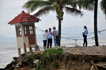 Biển “ăn” vào khu nghỉ dưỡng, đe dọa khu dân cư