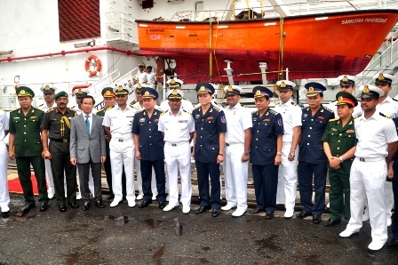 Lãnh đạo CSB Việt Nam và tàu SAMUDRA PAHEREDAR chụp hình lưu niệm