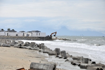 Biển “ăn” vào khu nghỉ dưỡng, đe dọa khu dân cư