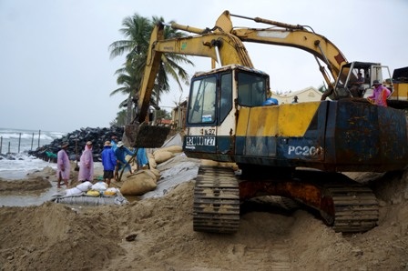 Biển “ăn” vào khu nghỉ dưỡng, đe dọa khu dân cư